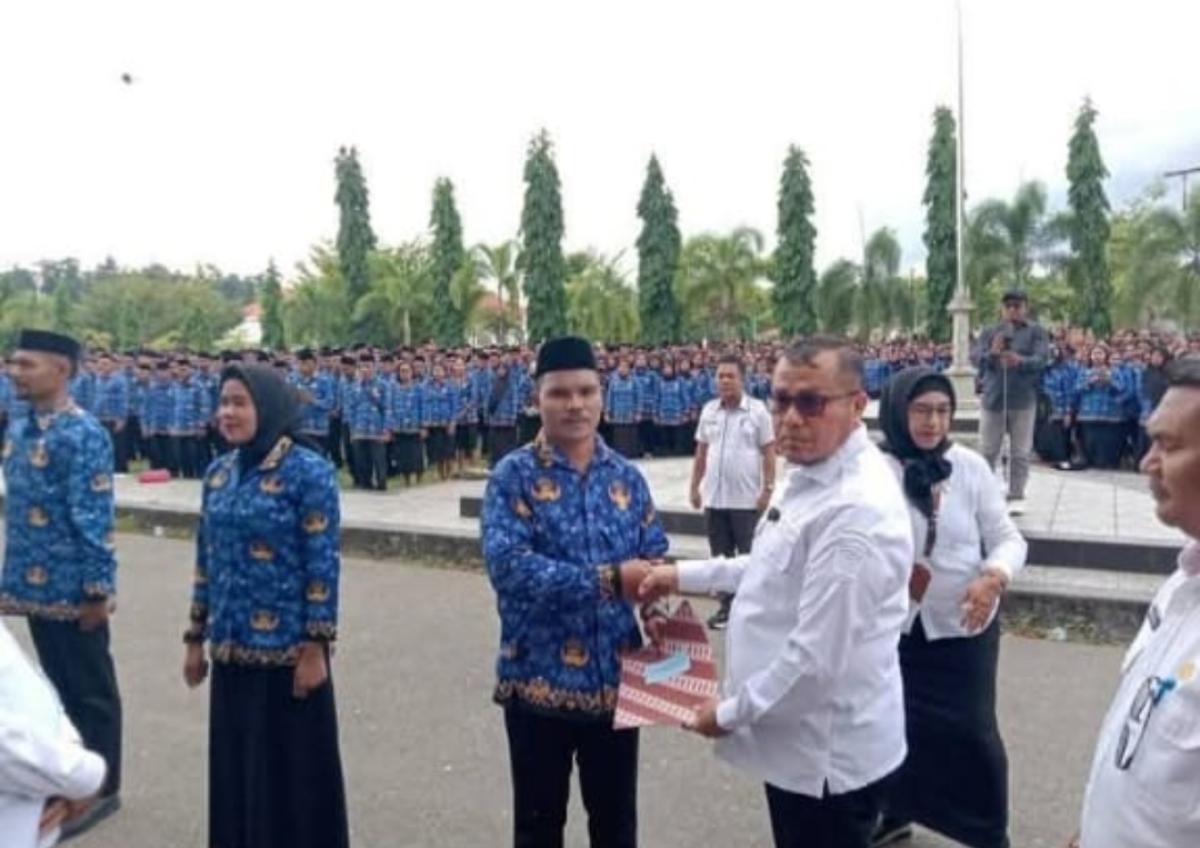 Bupati Bursel Serahkan SK Ribuan PPPK Paruh Waktu