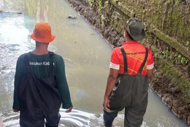DLH Kota Bekasi Telusuri Bau Menyengat di Saluran Sepanjang Jatiasih hingga Galaxy