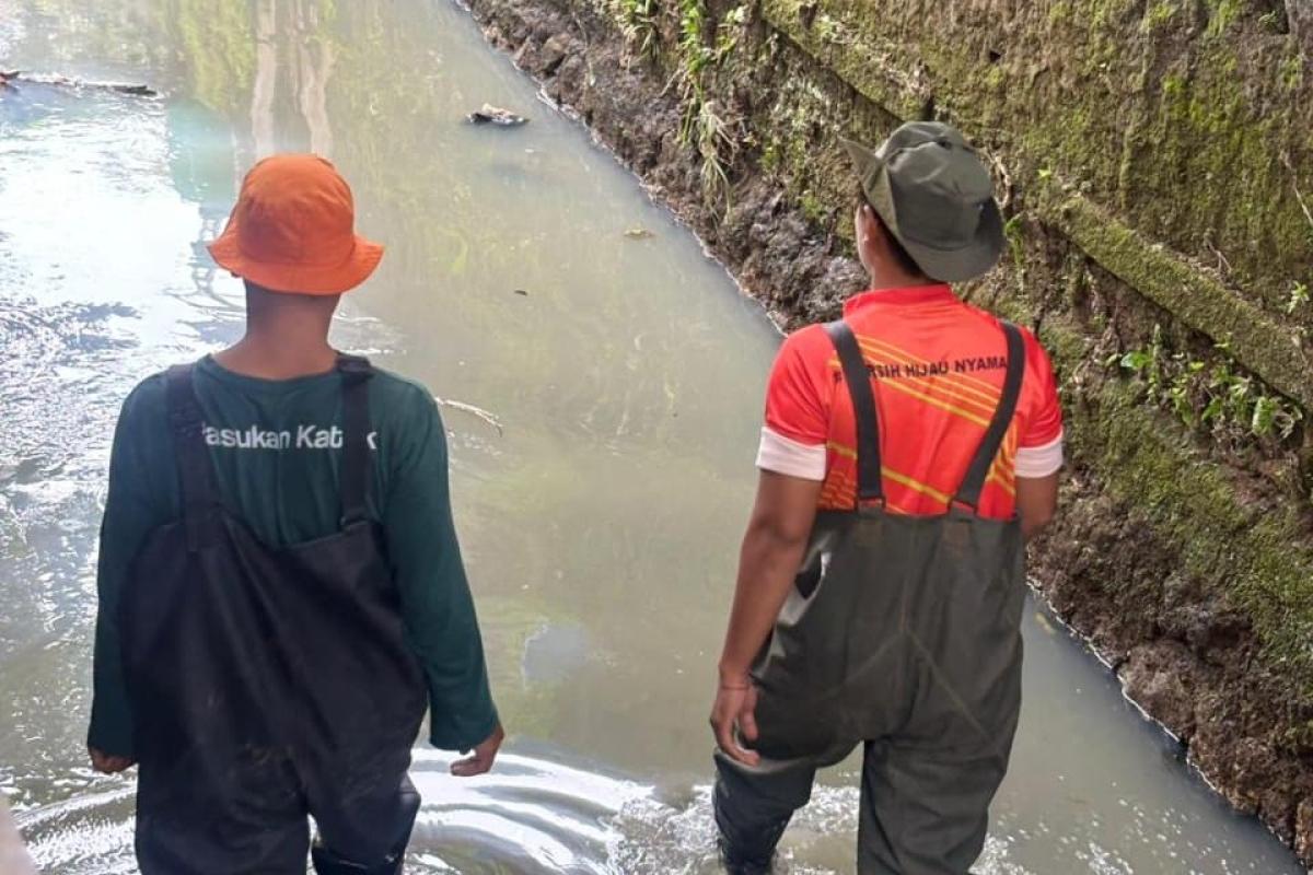 DLH Kota Bekasi Telusuri Bau Menyengat di Saluran Sepanjang Jatiasih hingga Galaxy