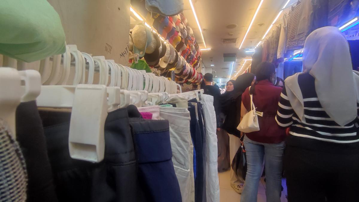 Menelusuri Lorong Thrifting Blok III Pasar Senen