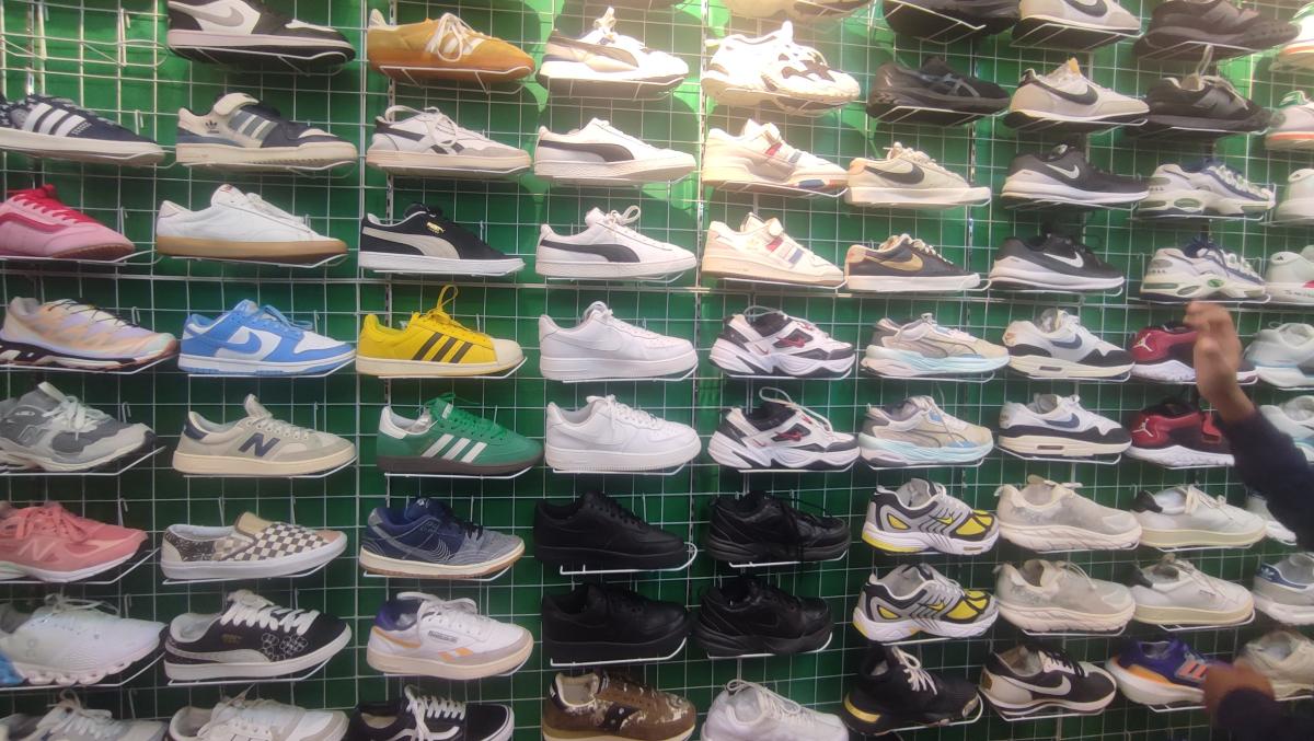 Menelusuri Lorong Thrifting Blok III Pasar Senen