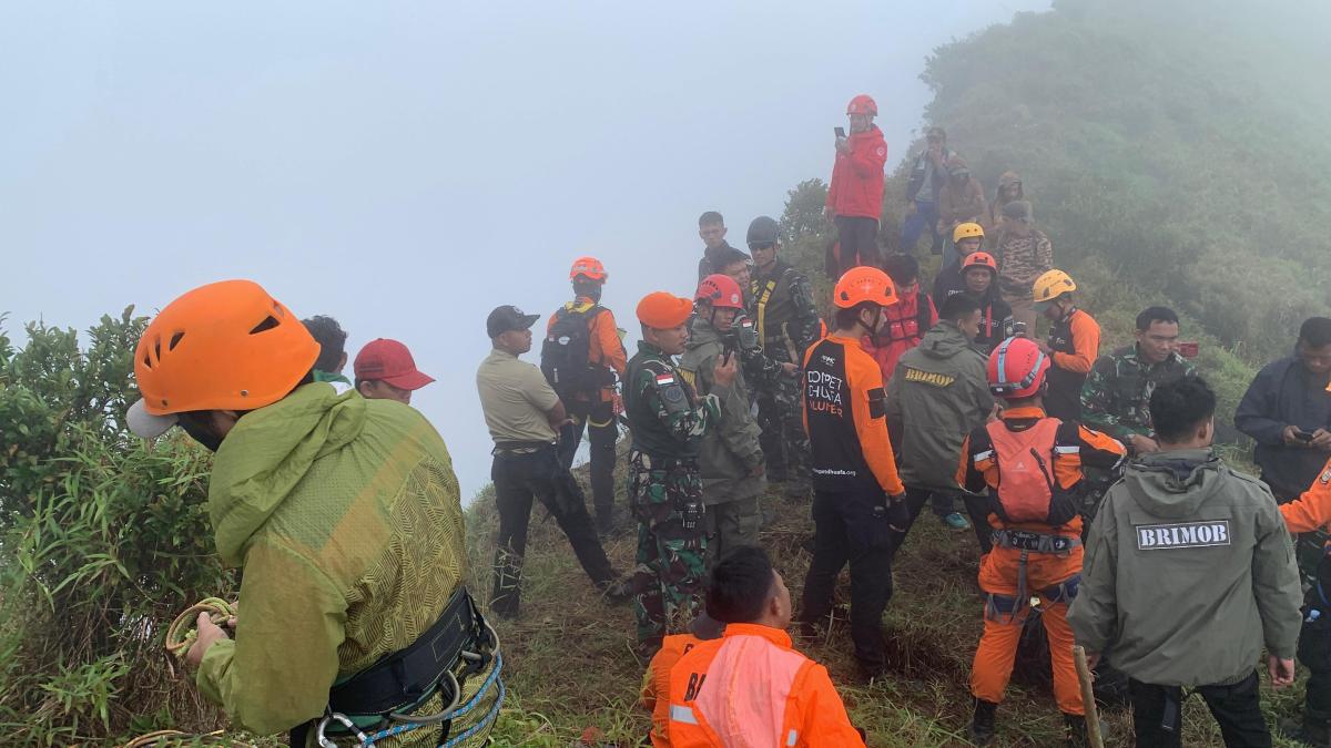 Cuaca Ekstrem Hambat Evakuasi Pesawat ATR 42-500 di Bulusaraung, Tim SAR Bertahan di Lokasi