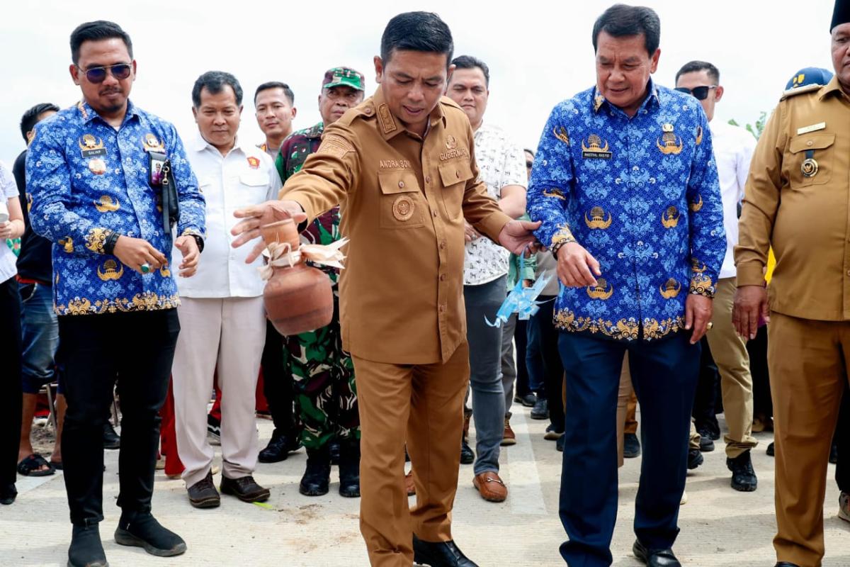 Tuntaskan Penantian 20 Tahun Warga, Gubernur Andra Soni Resmikan Jalan Poros Tiga Desa Lewat Program 