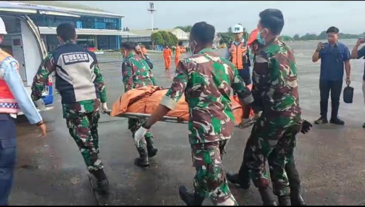Evakuasi Perdana Korban Pesawat ATR di Bulu Saraung, Tim SAR Bertahan 30 Jam di Jurang Terjal