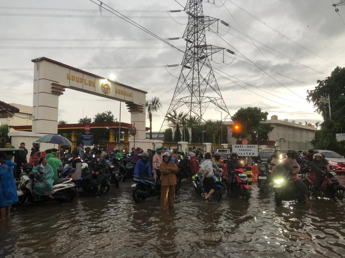 Akses Menuju Stasiun Whoosh Tergenang, KCIC Imbau Penumpang Gunakan Akses Tol atau LRT