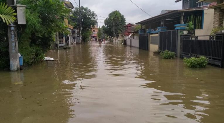 ALAMAK! Tanggul Kali Angke Jebol, Ratusan Rumah di Pinang Griya Tangerang Terendam Banjir Hingga 1 Meter