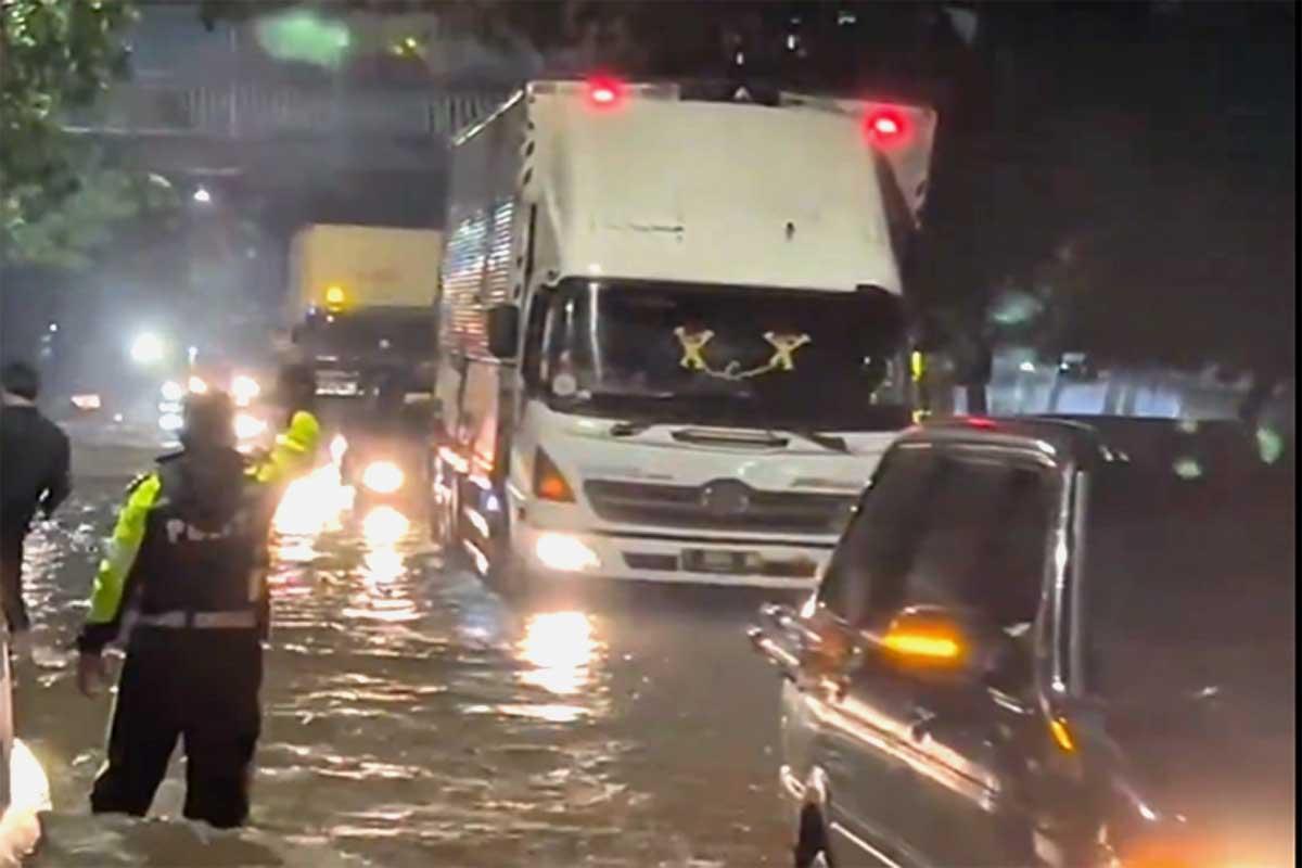 AWAS MOGOK! Jalur Jembatan Gantung Daan Mogot Terendam Banjir 60 Cm, Motor Dilarang Melintas