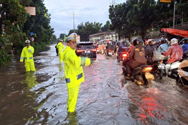 Cuaca Ekstrem Mengepung, Disdik DKI Jakarta Instruksikan Sekolah Kembali PJJ