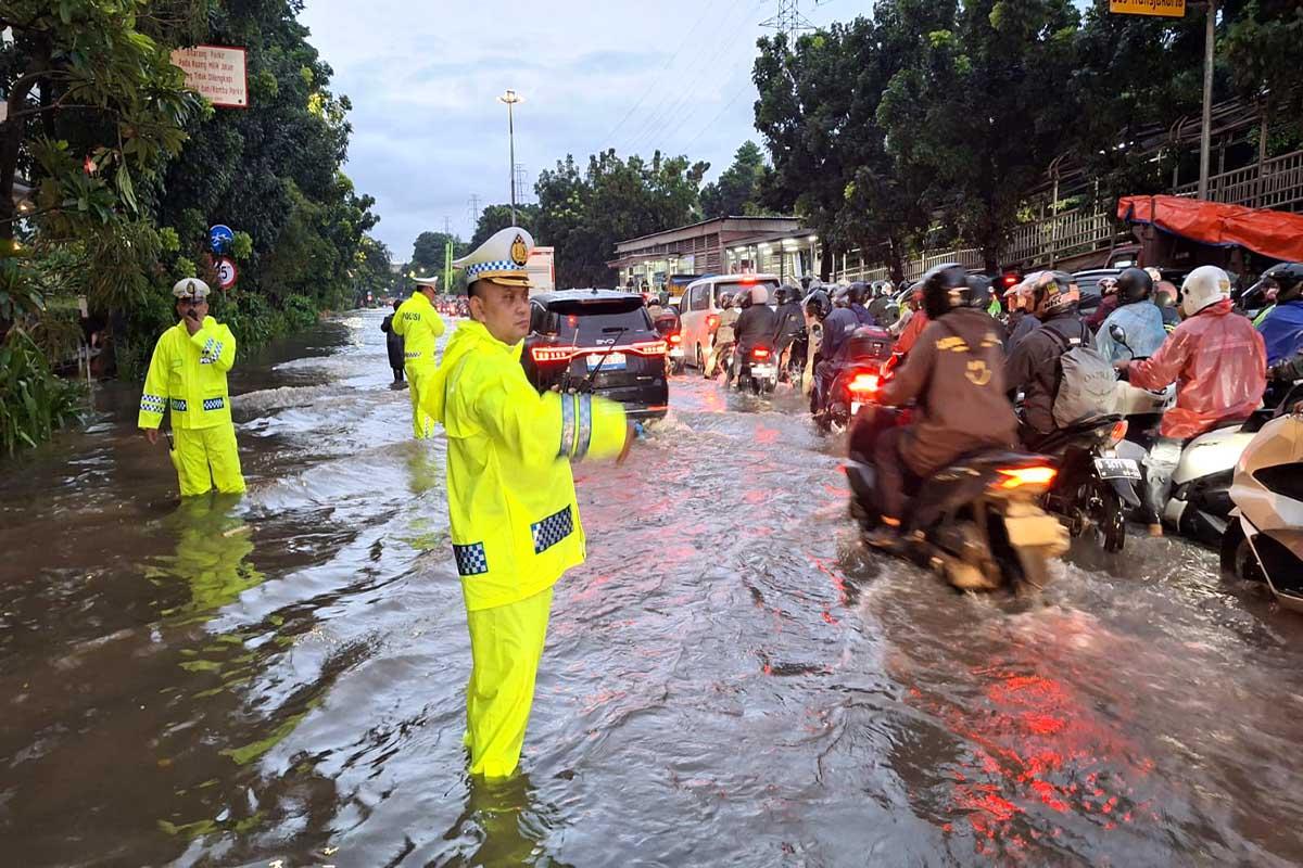 Cuaca Ekstrem Mengepung, Disdik DKI Jakarta Instruksikan Sekolah Kembali PJJ