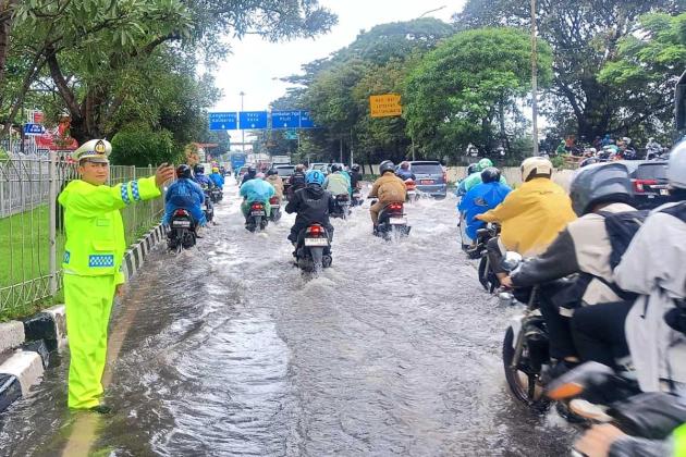 Jakarta Masih Dikepung Genangan, Sejumlah Ruas Jalan Belum Bisa Dilalui