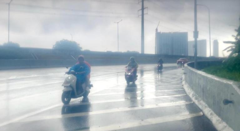JANGAN MAKSA LEWAT! Perempatan Puri Lumpuh Total, Pemotor Nekat Masuk Tol demi Hindari Banjir Se-Lutut