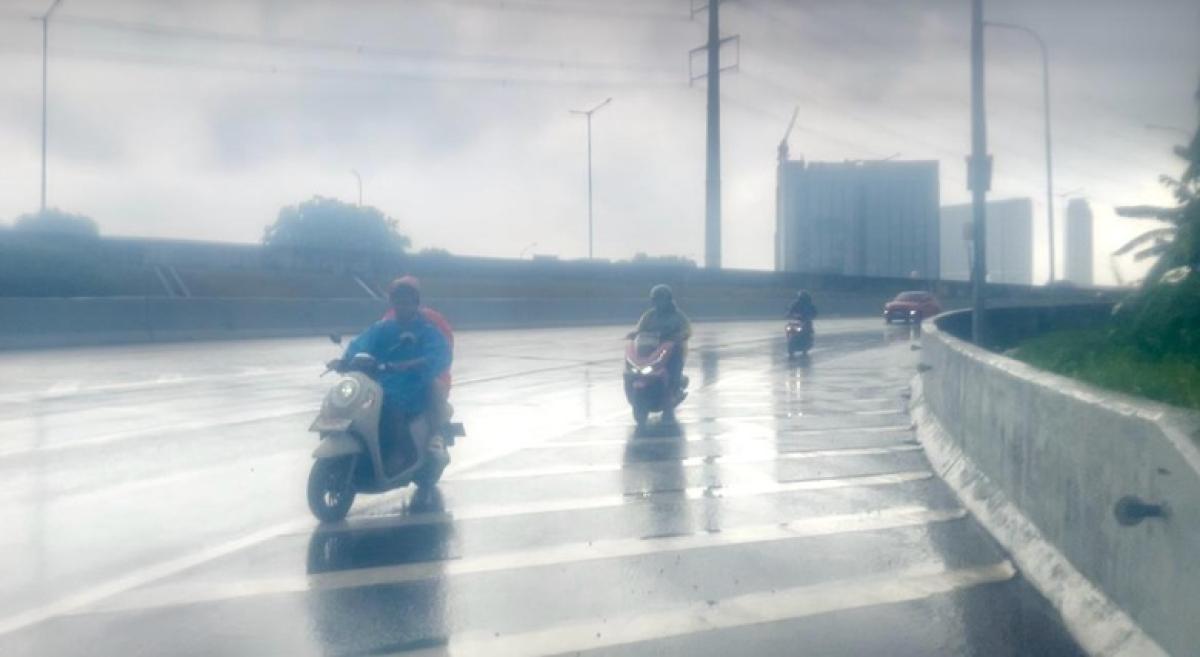 JANGAN MAKSA LEWAT! Perempatan Puri Lumpuh Total, Pemotor Nekat Masuk Tol demi Hindari Banjir Se-Lutut