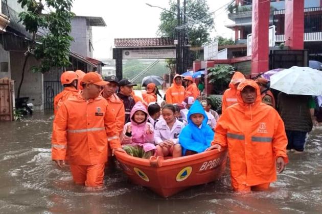 Strategi 'Pagar Langit' dan WFH: Cara Jakarta Bertahan di Tengah Kepungan Hujan Ekstrem