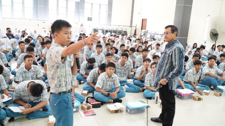 ITPLN Bimbing Siswa SMAN 5 Surabaya Rekayasa Energi Terbarukan dari PLTS hingga WTE