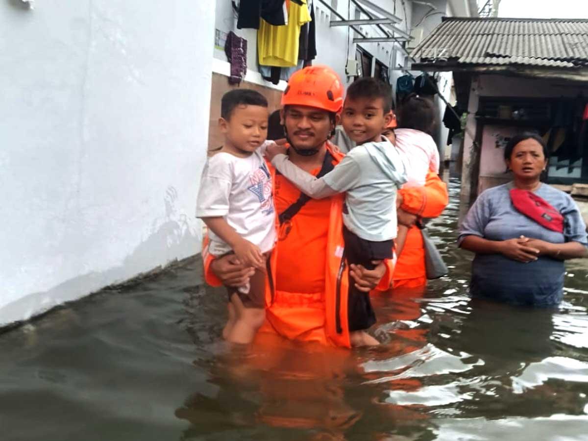 Hujan Jakarta Sudah Reda Tapi 19 RT Masih Tenggelam, Ketinggian Air Capai 1,4 Meter!