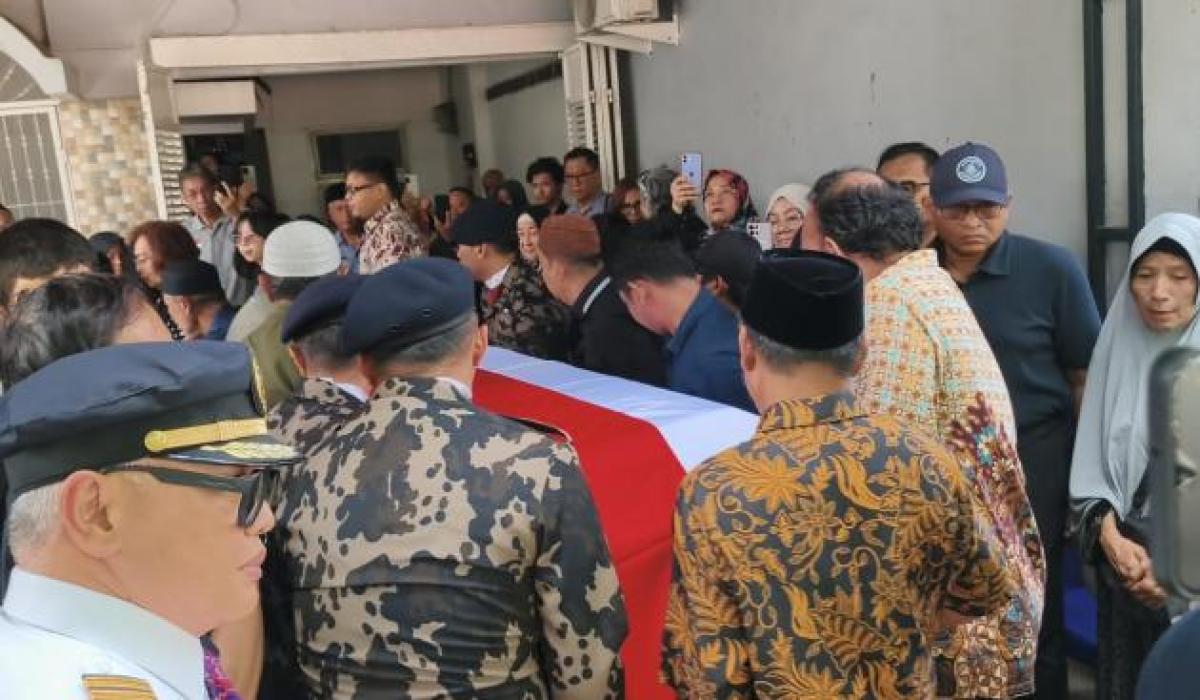 Isak Tangis Sambut Kedatangan Jenazah Capt. Andy Dahananto di Tigaraksa 