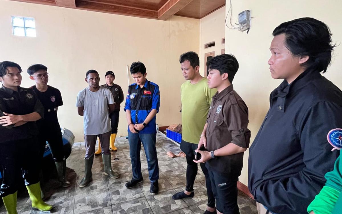 Banjir Terjang Tangerang, Mahasiswa ITPLN Bantu Evakuasi Balita hingga Lansia