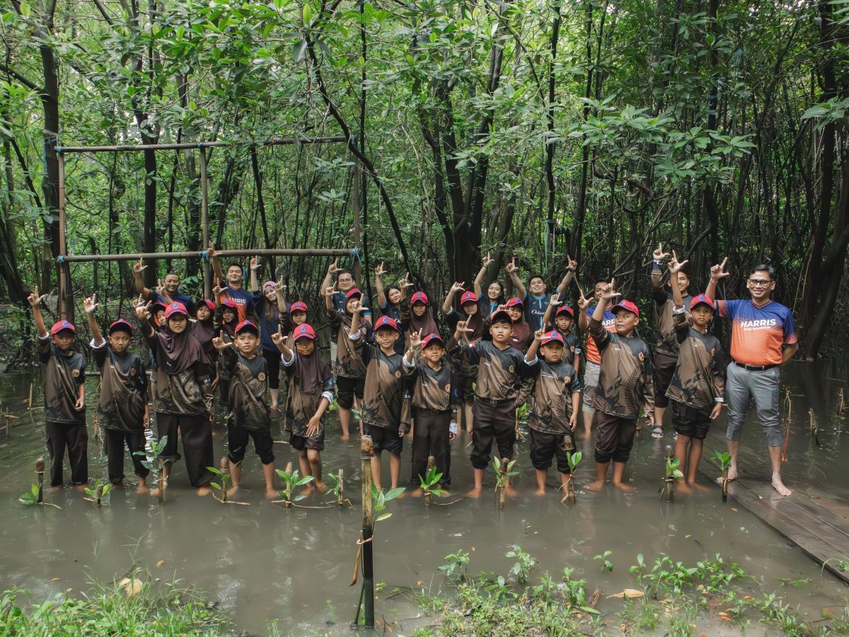 Peringati World Environment Education Day 2026, HARRIS Puri Mansion dan Oakwood PIK Jakarta Gelar Mangrove Education & Planting