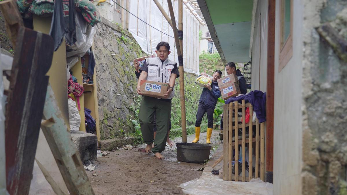 Tanggap Bencana Longsor Cisarua Kabupaten Bandung, BRI Peduli Salurkan Bantuan Bagi Warga Terdampak
