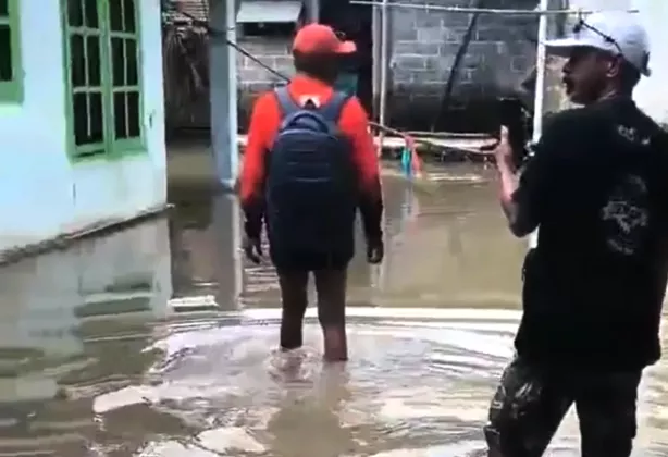 Banjir Bandang Terjang Jember, Eks Sekdes Dilaporkan Hilang Terseret Arus