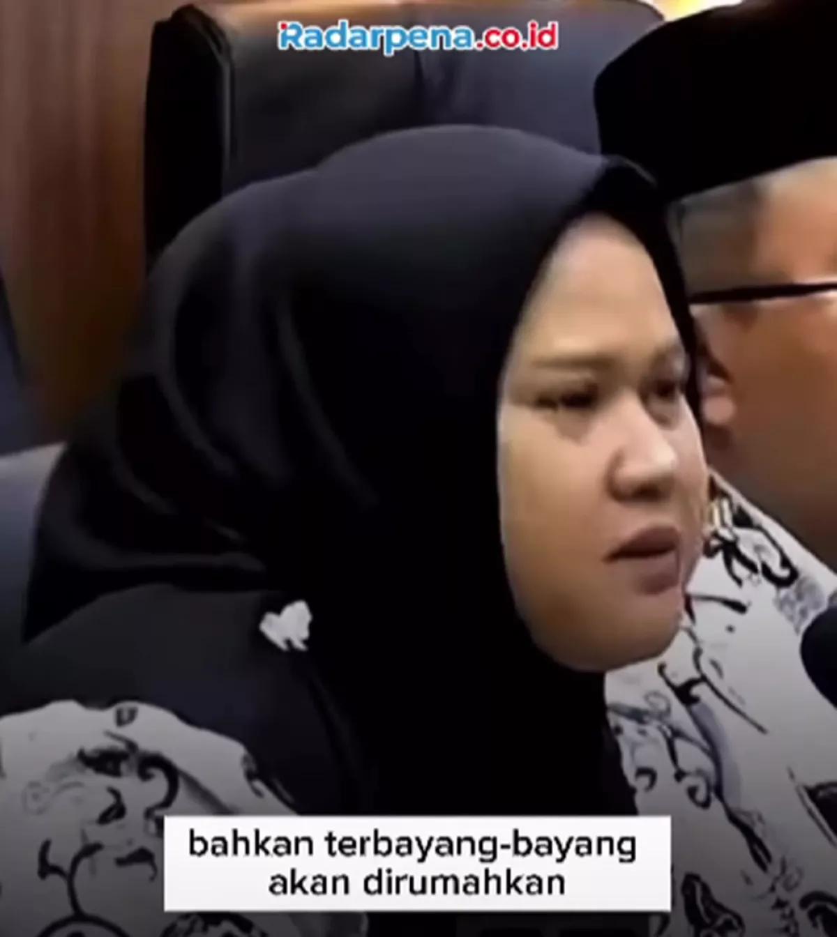 Guru Honorer Bekasi Nangis Kejer di DPR! Ngajar Pagi Pulang Nyambi Kurir Laundry Demi Sesuap Nasi