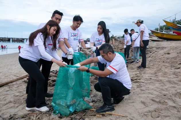Dukung Gerakan Indonesia ASRI, BRI Peduli Ajak Masyarakat Bersih-bersih Pantai untuk Lingkungan Berkelanjutan di Kedonganan Bali