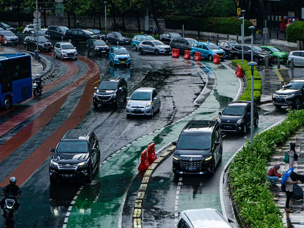 Warga Jakarta Hati-hati di Jalan, Hujan Guyur Merata di Seluruh Wilayah Hari Ini