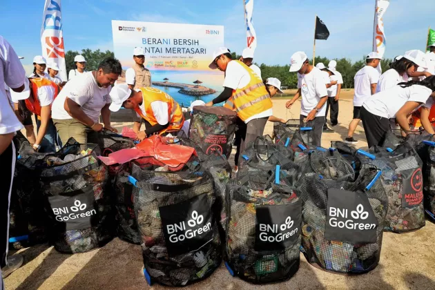 BNI Gelar Aksi Bersih Pantai Mertasari, Dorong Kesadaran Lingkungan Pesisir Bali