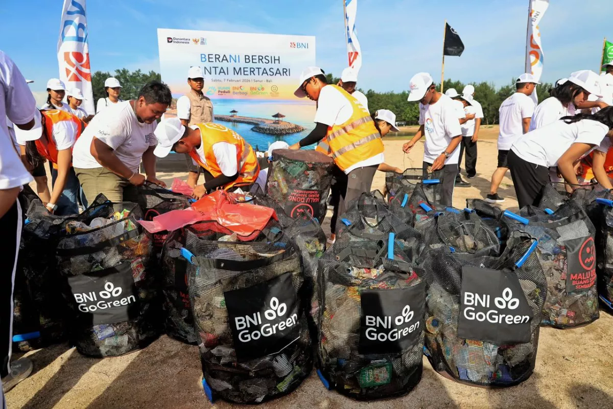 BNI Gelar Aksi Bersih Pantai Mertasari, Dorong Kesadaran Lingkungan Pesisir Bali