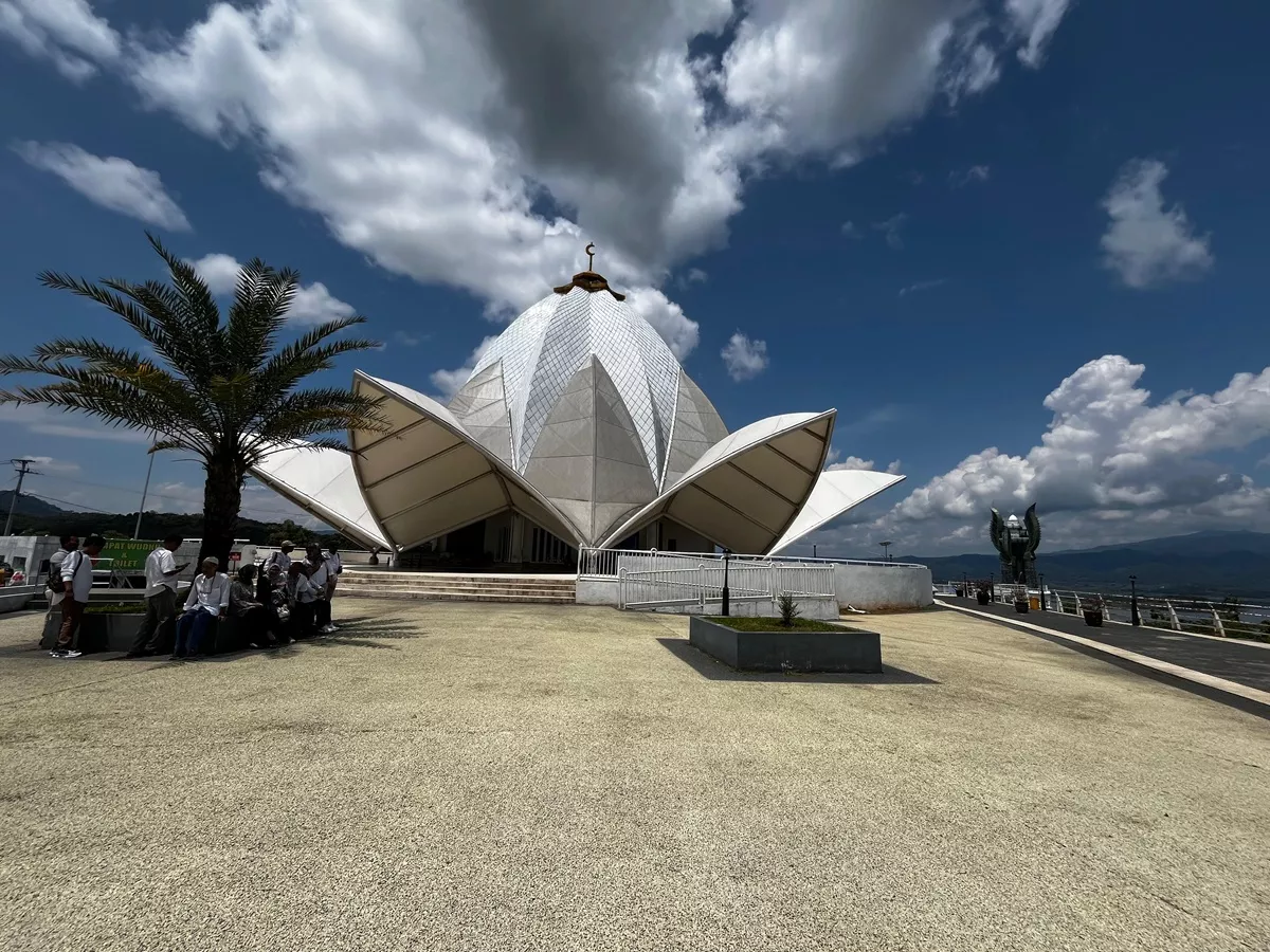 Masjid Al-Kamil Jatigede: Pertemuan Iman, Alam, dan Desain Modern