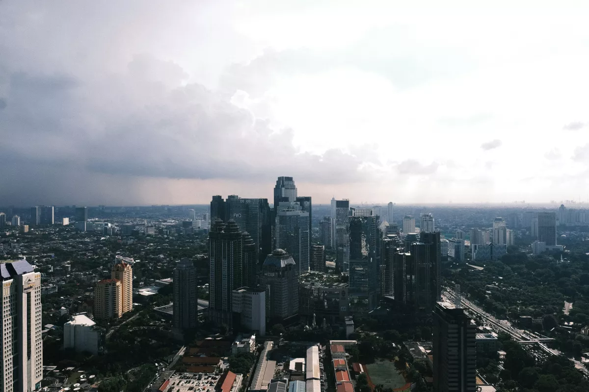 Warga Jakarta Bisa Bernapas Lega, Ancaman Hujan Dini Hari Mulai Mereda Meski Langit Masih Kelabu