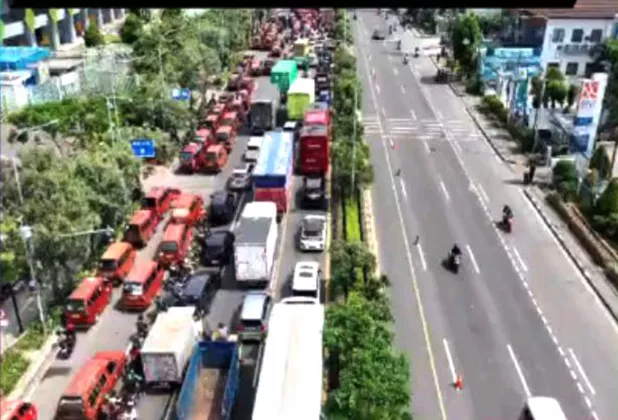 Ratusan Angkot Tutup Jalan Ahmad Yani, Tol Barat dan Summarecon Macet Total