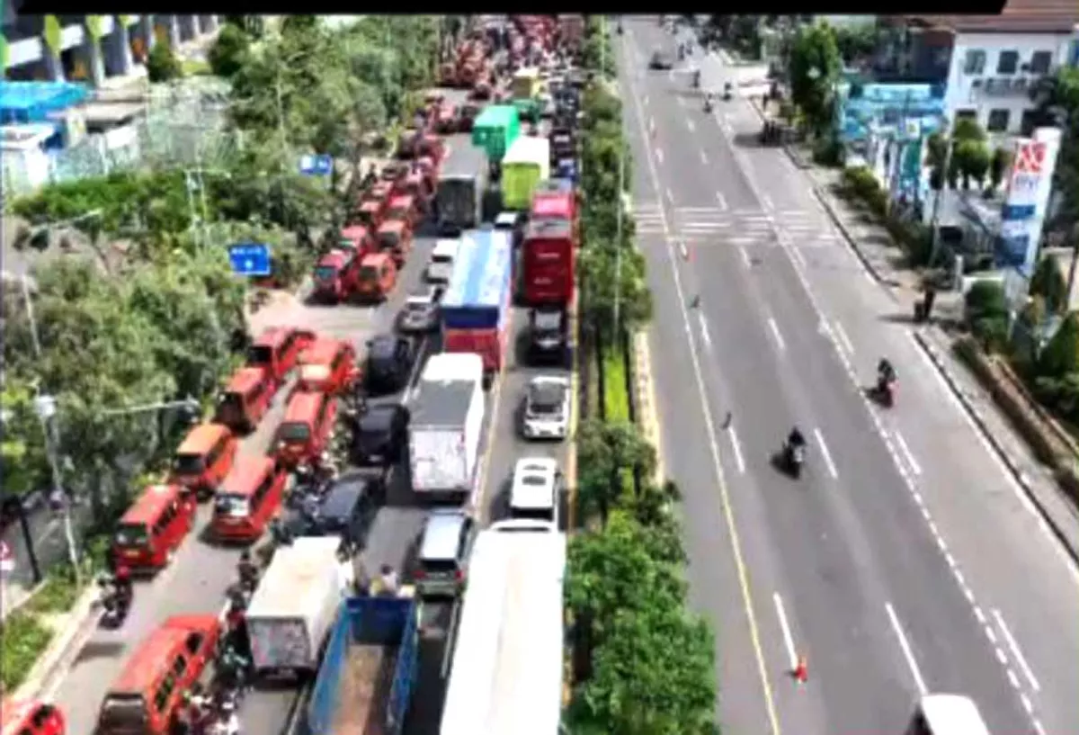 Ratusan Angkot Tutup Jalan Ahmad Yani, Tol Barat dan Summarecon Macet Total