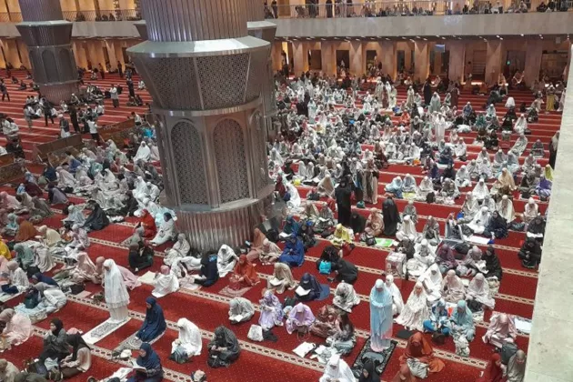 Jemaah Penuhi Masjid Istiqlal untuk Tunaikan Tarawih Malam Pertama