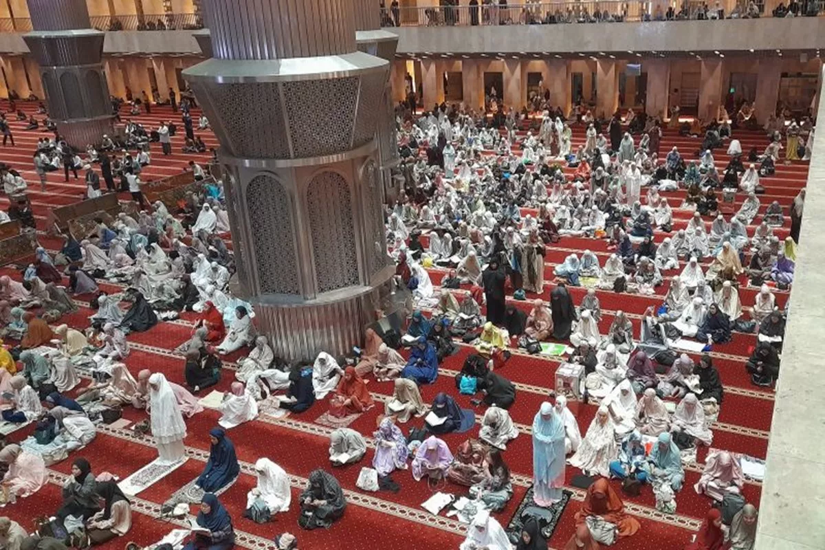 Jemaah Penuhi Masjid Istiqlal untuk Tunaikan Tarawih Malam Pertama