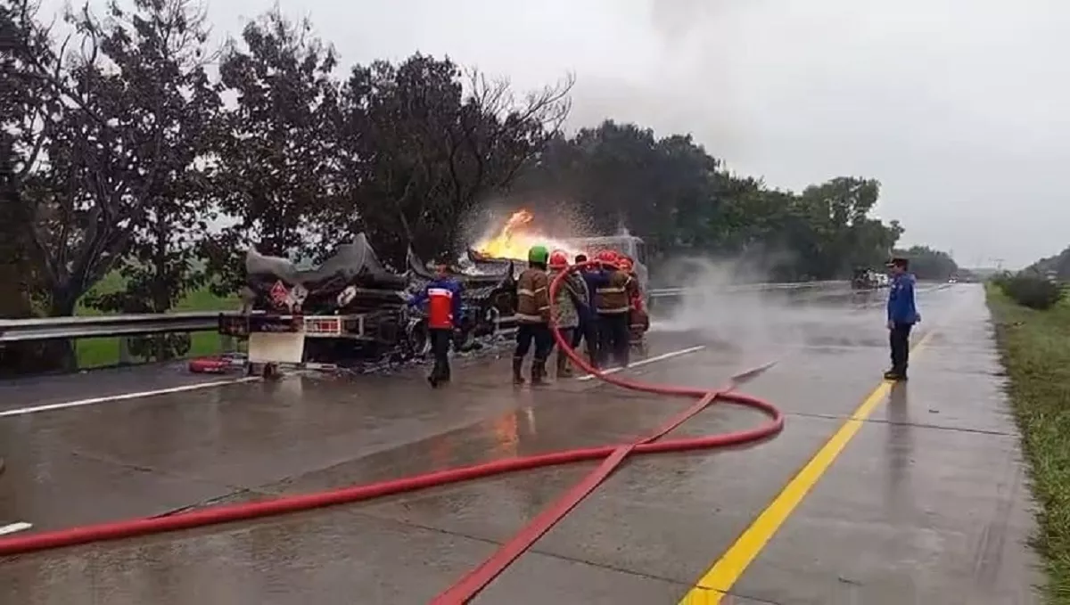 Viral! Truk Tangki Terbakar di Tol Cipali KM 185, Lalu Lintas Arah Cirebon Sempat Dialihkan