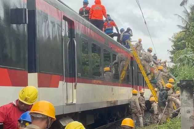 Kereta Bandara Tertemper Truk Trailer di Poris, Siang Ini Evakuasi Masih Berlangsung