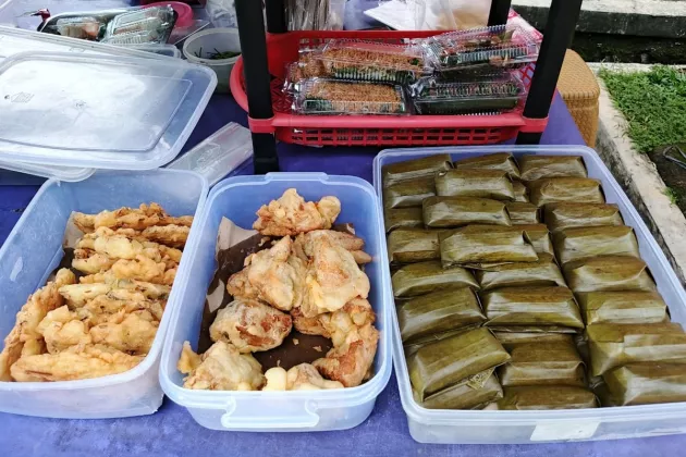 Momen Persaingan Lontong vs Bakwan