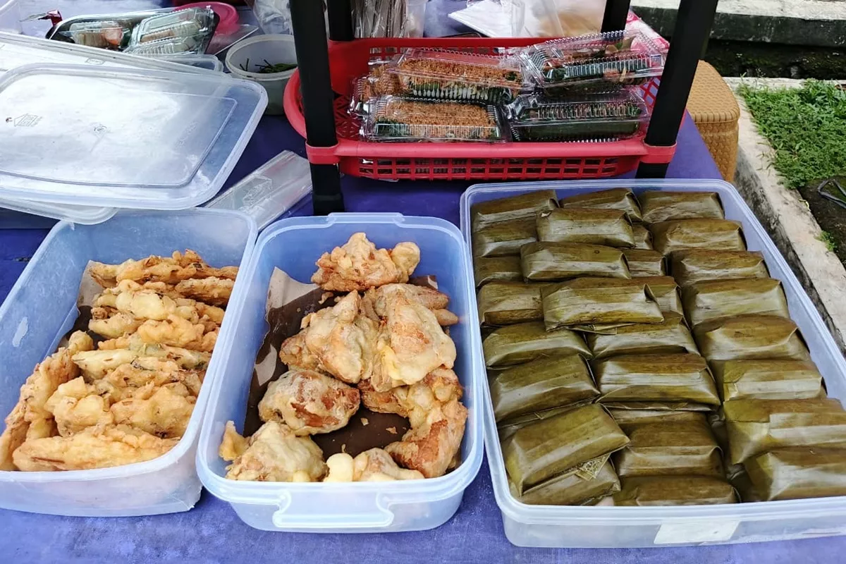 Momen Persaingan Lontong vs Bakwan