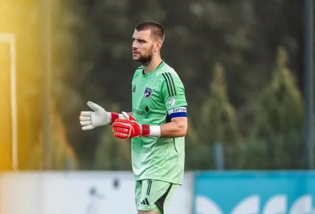 Maarten Paes Catat 7 Penyelamatan Krusial dalam Debut Manis Bersama Ajax