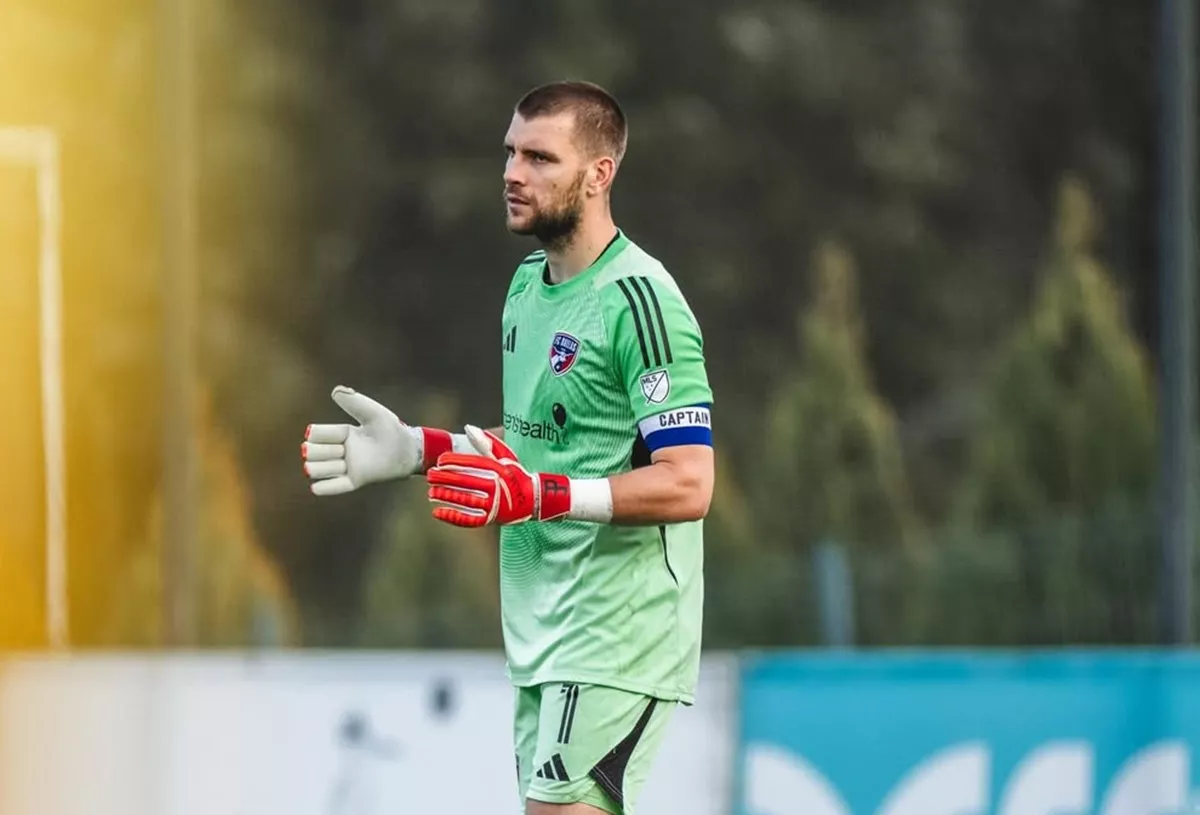 Maarten Paes Catat 7 Penyelamatan Krusial dalam Debut Manis Bersama Ajax