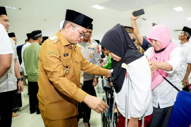Gelar Safari Ramadan, Gubernur Andra Soni Beri Bantuan untuk Ustaz, Marbot hingga Pesantren