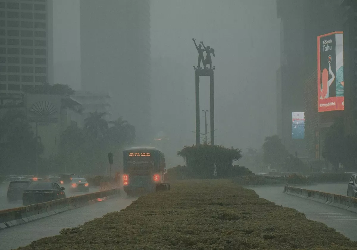 Hujan Sapa Jakarta di Awal Pekan, Waspadai Cuaca Ekstrem Seharian hingga Malam