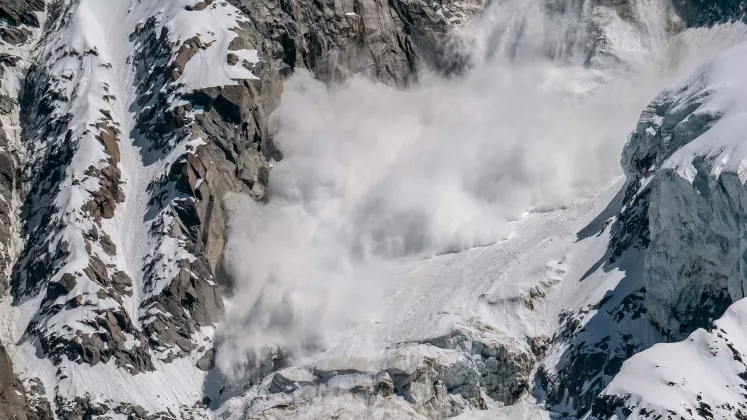 Sembilan Pemain Ski Tewas dalam Longsor Mematikan di Sierra Nevada