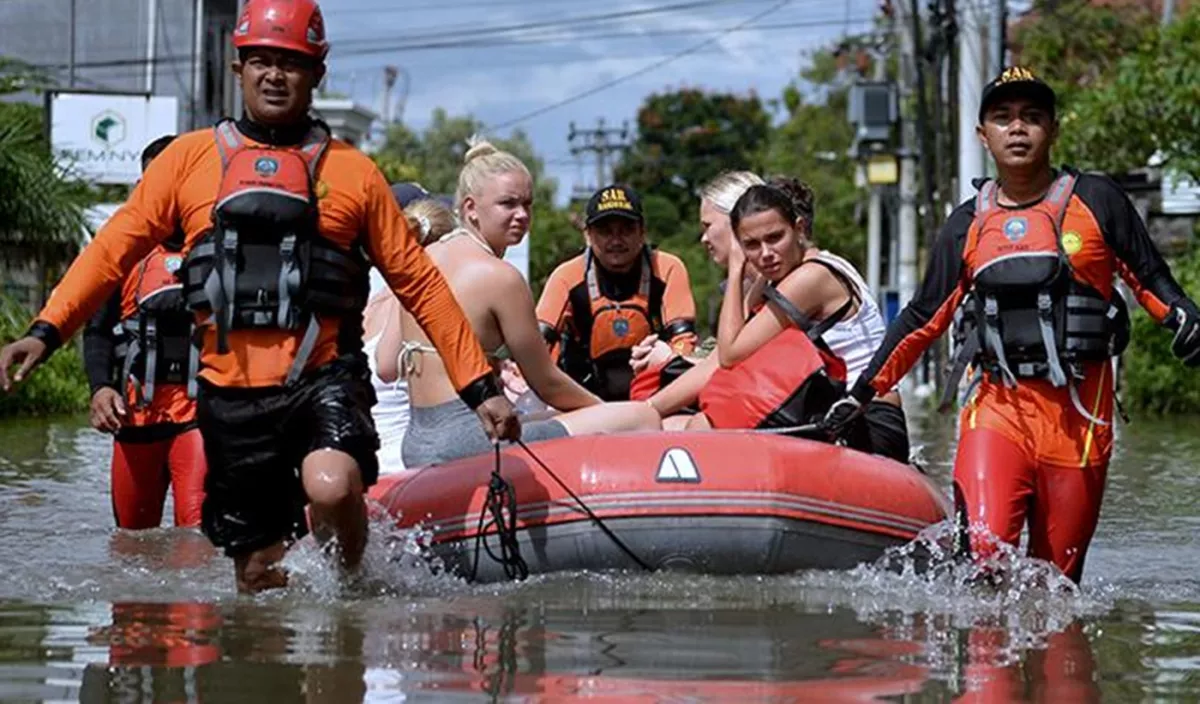 Sanur Terendam Banjir Parah, Ketinggian Air Sepinggang: Turis Asing Terpaksa Dievakuasi