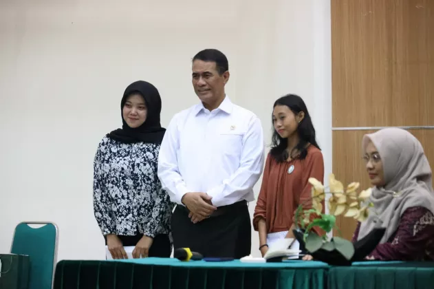 Di Tengah Tugas Negara, Mentan Amran Tetap Aktif Mengajar, bahkan Bantu Biaya Kuliah Mahasiswi Yatim Piatu