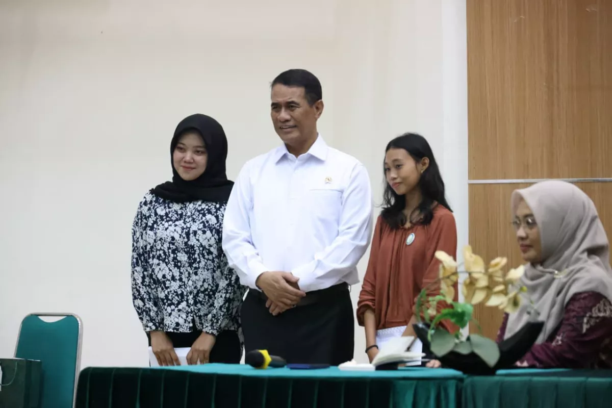 Di Tengah Tugas Negara, Mentan Amran Tetap Aktif Mengajar, bahkan Bantu Biaya Kuliah Mahasiswi Yatim Piatu