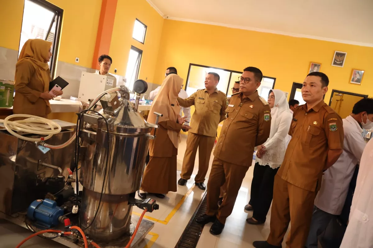 Gubernur Andra Soni Tinjau Ruang dan Alat Praktik Siswa SMKN 1 Anyer