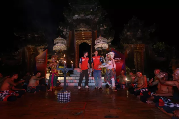Disambut Tari Kecak, Rider Honda MotoGP Seru-seruan Bareng Komunitas di Bali