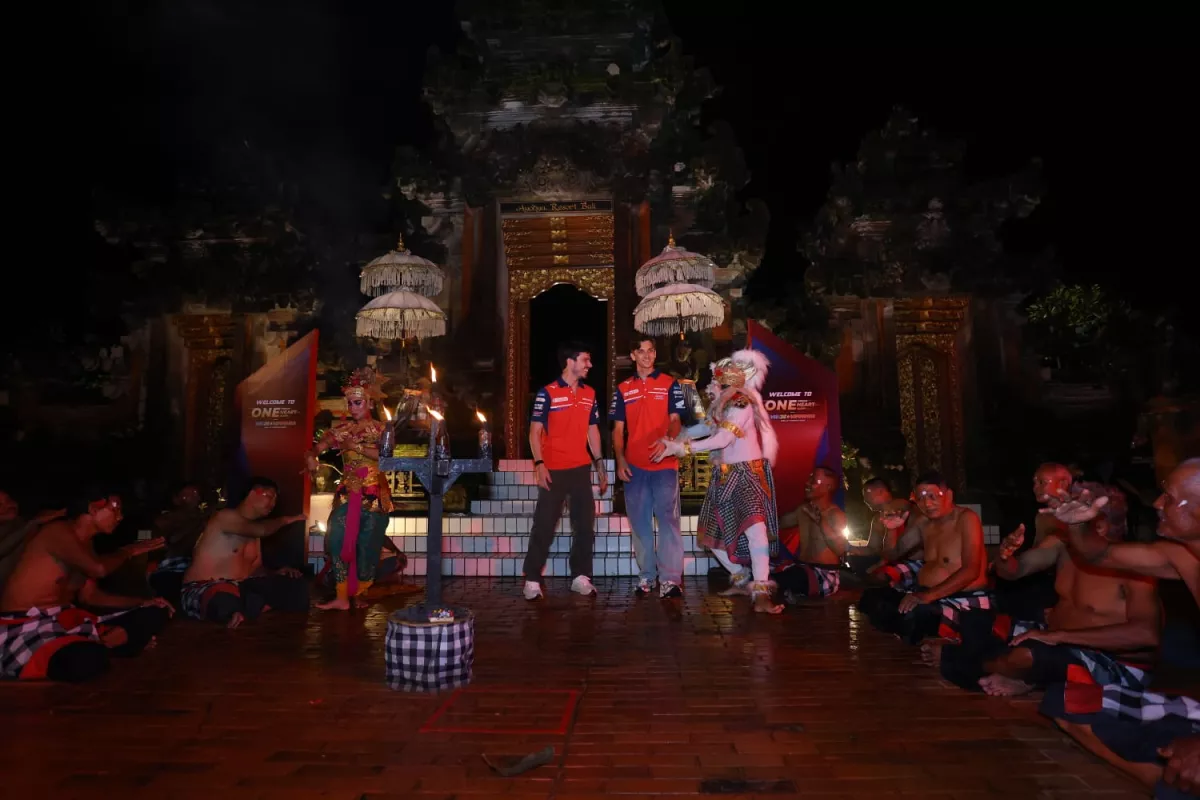 Disambut Tari Kecak, Rider Honda MotoGP Seru-seruan Bareng Komunitas di Bali